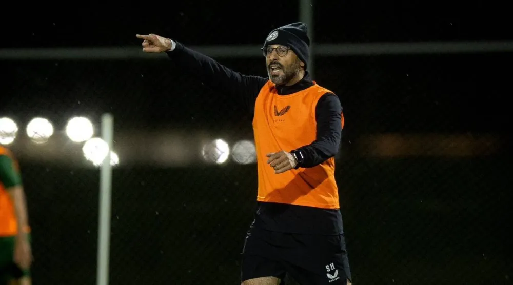 سعد الشهري خلال قيادته تدريبات الاتفاق الأخيرة (موقع النادي)