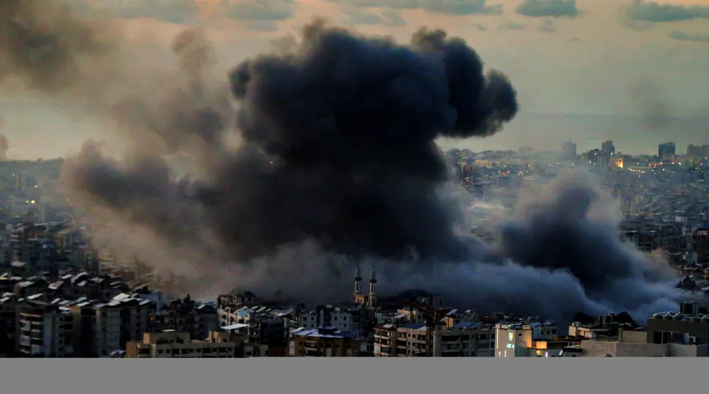 دخان القصف العنيف يتصاعد في الضاحية الجنوبية لبيروت (د.ب.أ)