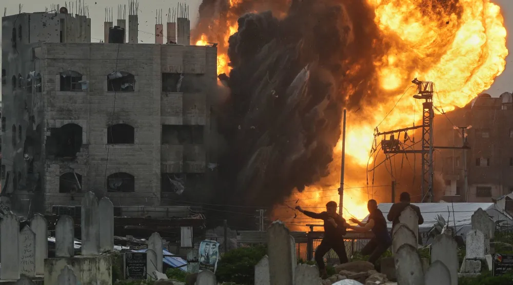 الدخان يتصاعد بعد غارة إسرائيلية على مدينة غزة (أ.ب)