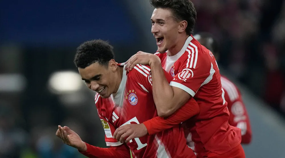 جمال موسيالا محتفلا بهدفه في المباراة (أ.ب)