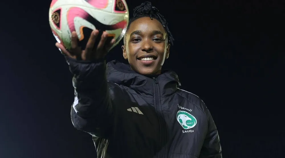 البندري صاحبة الهاتريك بعد حصولها على كرة المباراة (الشرق الأوسط)