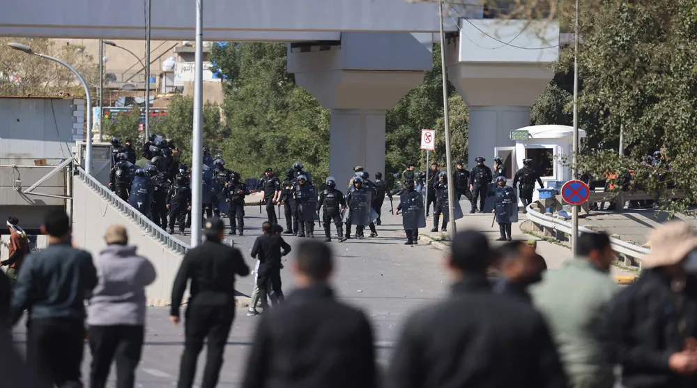 اشتباكات عند «الجسر المعلّق» في بغداد (أ.ف.ب)