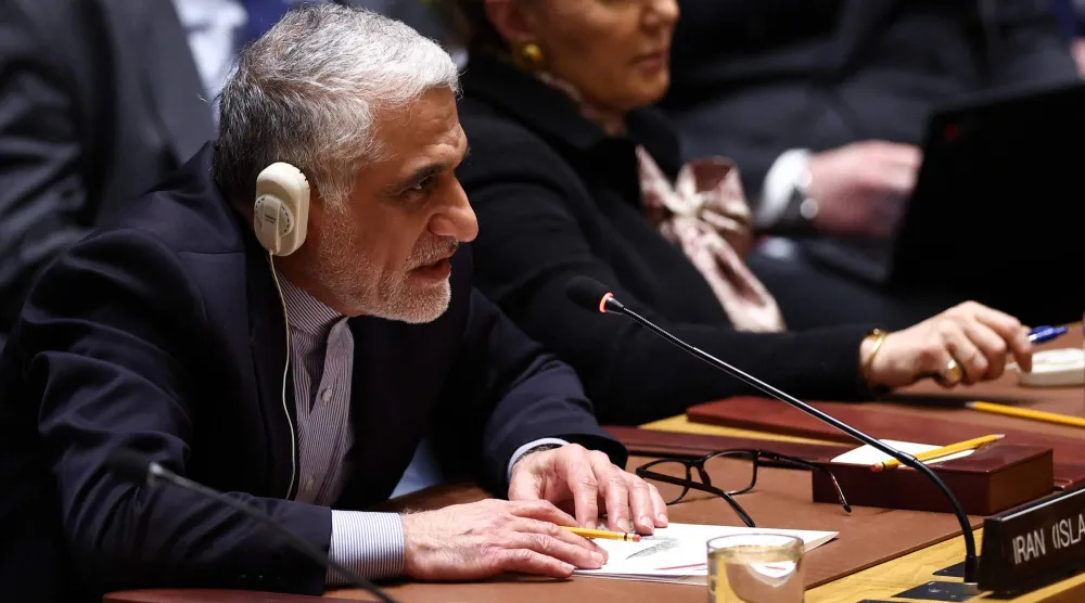 السفير الإيراني لدى الأمم المتحدة أمير سعيد إيرواني يلقي كلمة خلال اجتماع مجلس الأمن (ا.ف.ب)