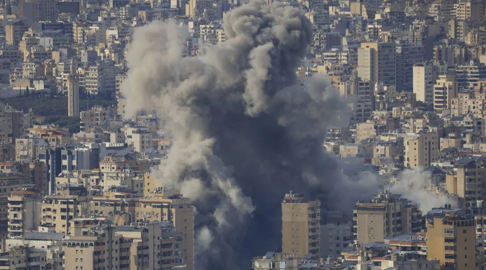 
الدخان يتصاعد من مبانٍ تعرضت لقصف إسرائيلي في الضاحية الجنوبية لبيروت بعد ظهر الجمعة (د.ب.أ))