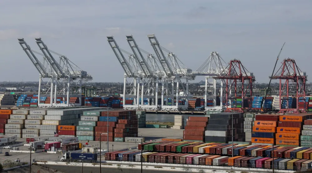 حاويات شحن مكدسة في ميناء لونغ بيتش، لونغ بيتش، كاليفورنيا (إ.ب.أ)