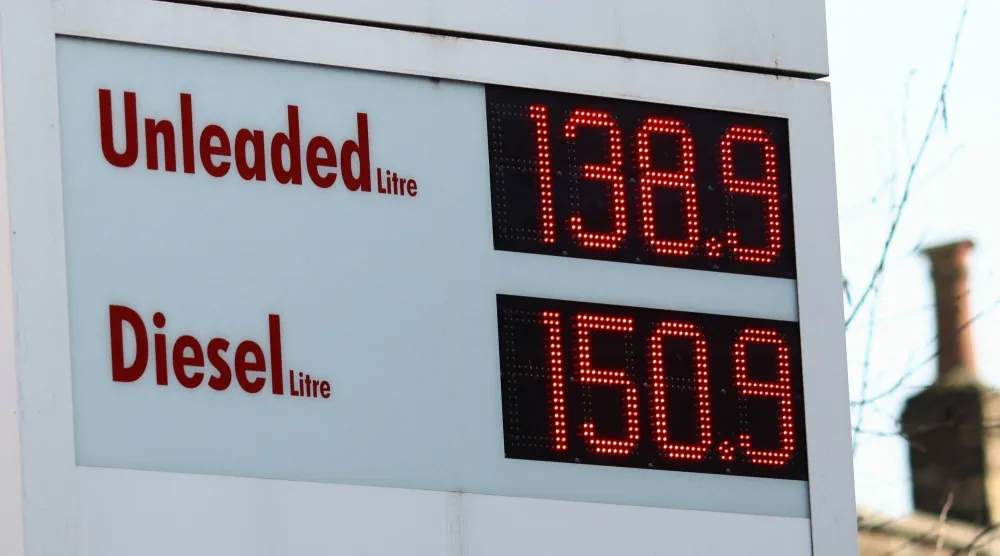 أسعار البنزين معروضة في محطة وقود بلندن (رويترز)