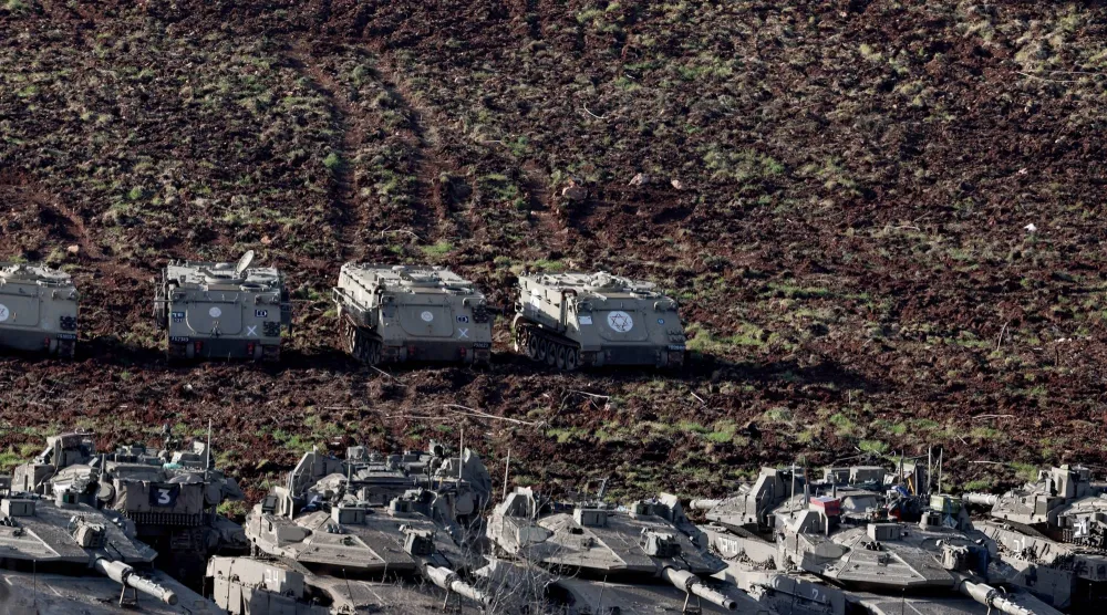 دبابات إسرائيلية تتجمع على الحدود مع لبنان (إ.ب.أ)