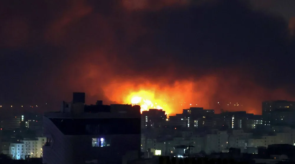 تصاعد الدخان والنيران من موقع الغارات الجوية على مطار مهرآباد الدولي في طهران (أ.ف.ب)