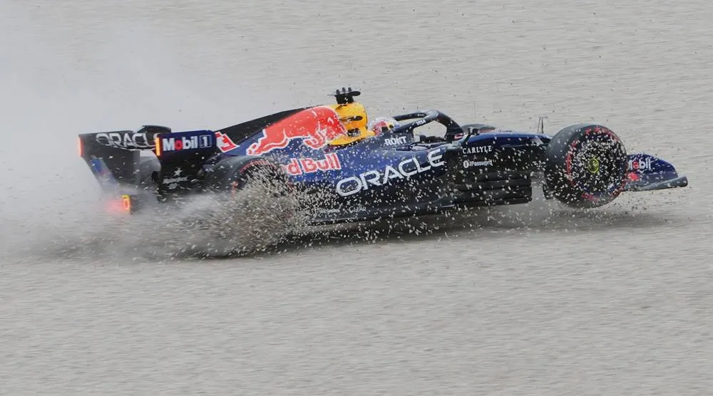  Red Bull driver Max Verstappen of the Netherlands spins off the track during the qualifying session for the Australian Formula One Grand Prix at Albert Park, in Melbourne, Australia, Saturday, March 7, 2026. (AP) 