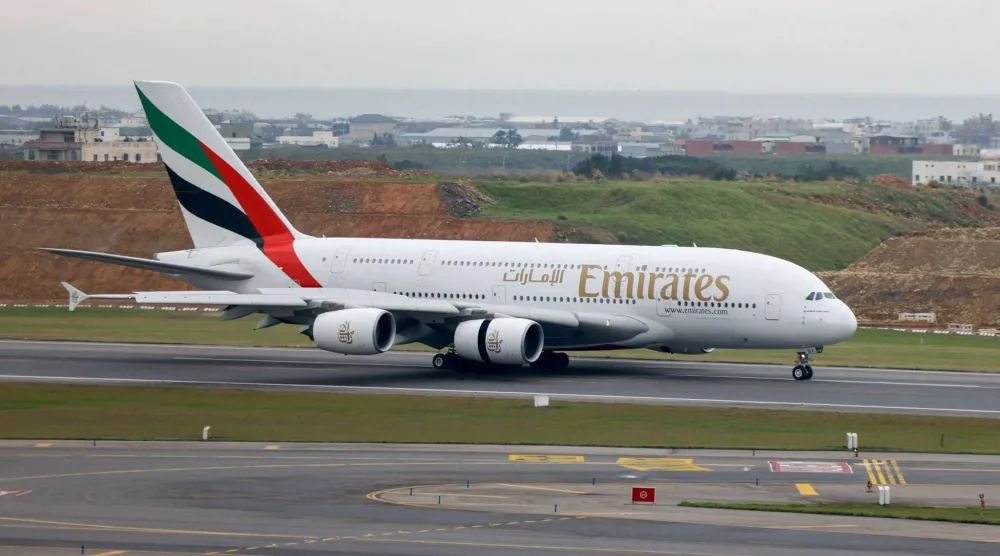 طائرة في مطار دبي (رويترز)