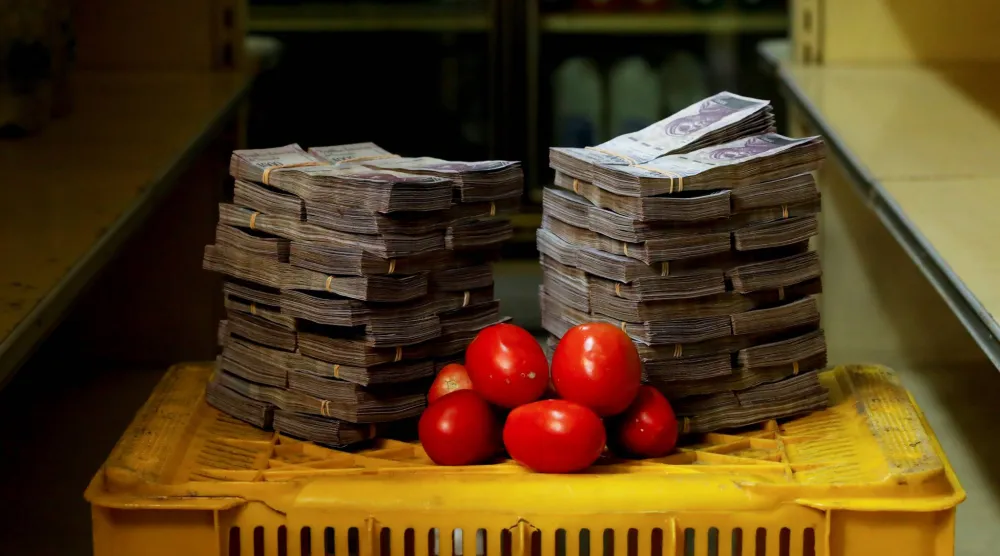 صورة توضح مقدار العملة الفنزويلية اللازمة لشراء كيلوغرام واحد من الطماطم قبل التوقف عن نشر بيانات التضخم (رويترز)