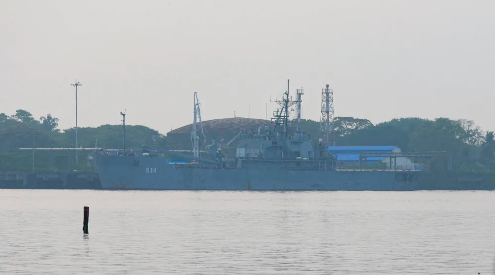 السفينة الحربية الإيرانية «آيريس لافان» ترسو في ميناء كوتشي بالهند (رويترز)