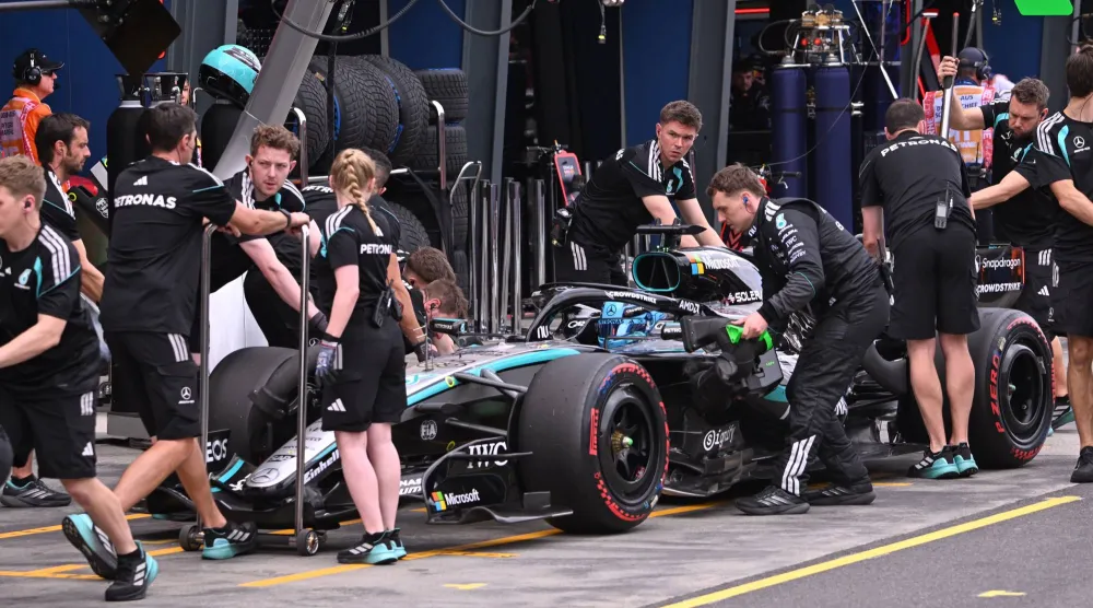 جورج راسل سائق مرسيدس أول المنطلقين في ملبورن (أ.ب)