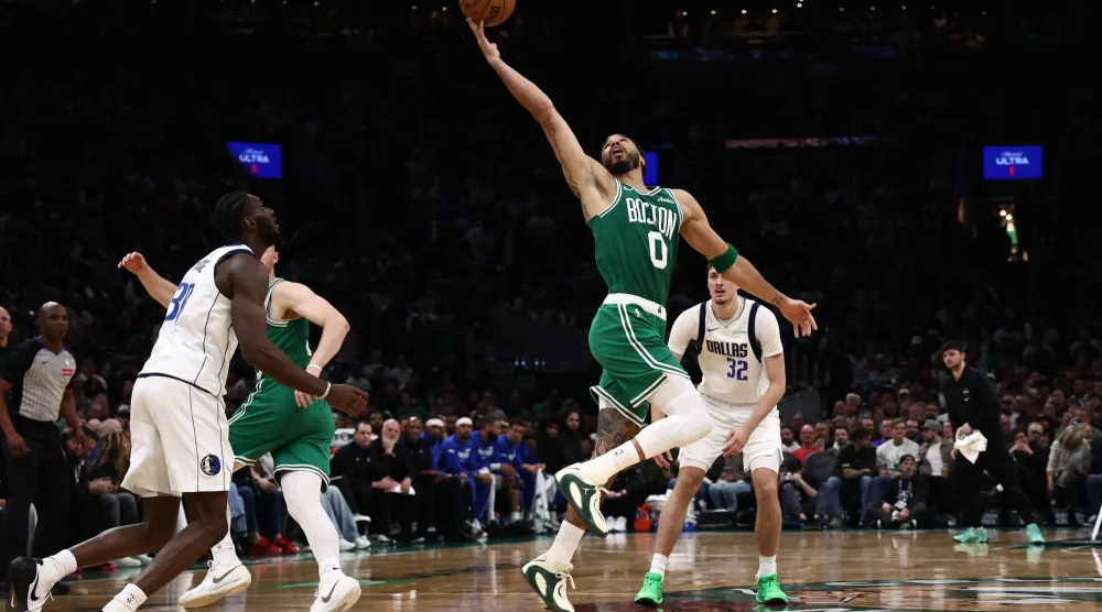 جايسون تايتوم تألق في فوز بوسطن على دالاس (رويترز)