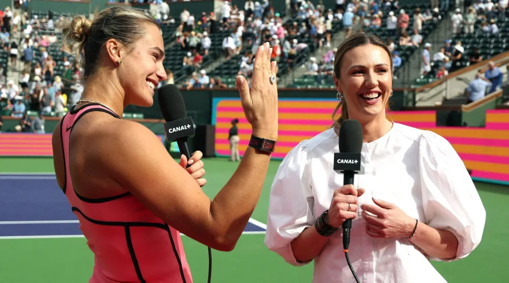 أرينا سابالينكا تظهر خاتم خطوبتها في «إنديان ويلز» (أ.ف.ب)