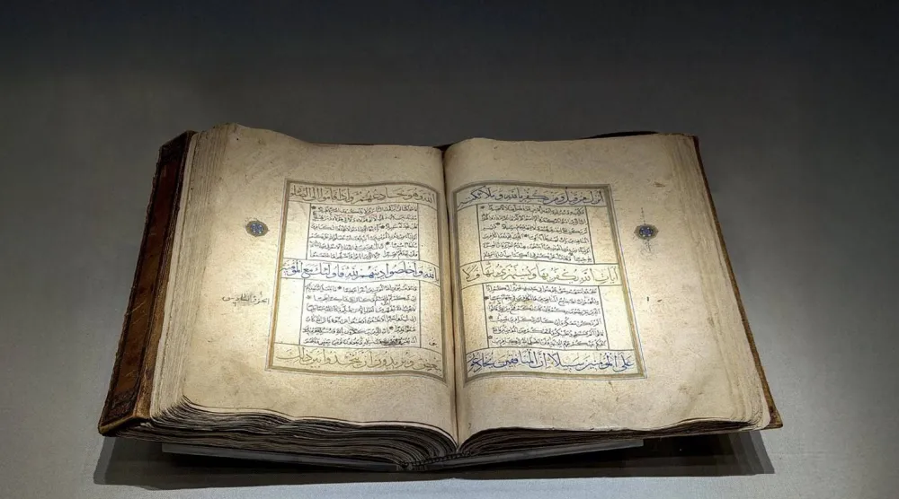 مصحف معروض في المتحف يعود إلى القرن 13هـ/ 19م تقديراً (متحف القرآن بمكة)