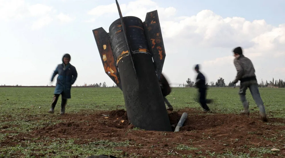 صاروخ إيراني سقط في القامشلي بمحافظة الحسكة شرق سوريا يوم 5 مارس الجاري (أ.ف.ب)