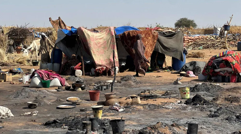 عائلات نازحة في مخيم طويلة قرب الفاشر تعيش في ظروف قاسية (أ.ف.ب)