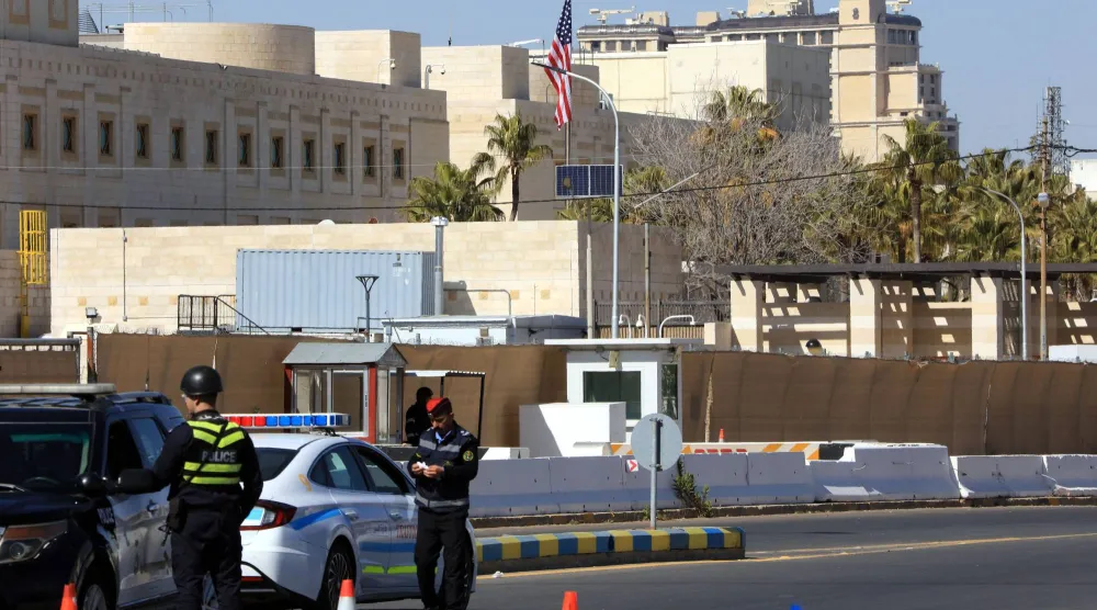 عناصر من الأمن في محيط السفارة الأميركية في عمان (إ.ب.أ)