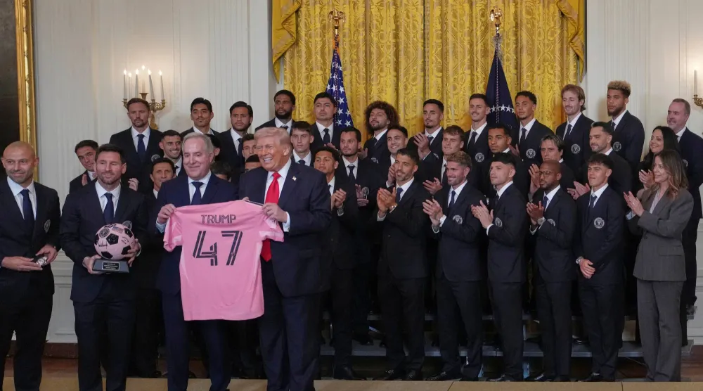 فريق إنتر ميامي في زيارته للبيت الأبيض (أ.ب)