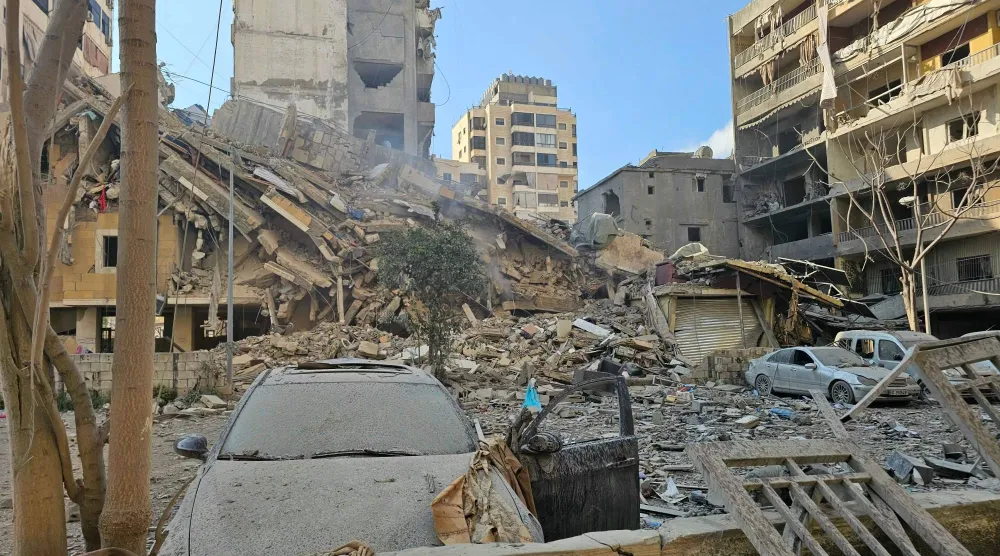 أنقاض المباني المدمرة في موقع غارة جوية إسرائيلية استهدفت حي برج البراجنة في الضاحية الجنوبية (أ.ف.ب)