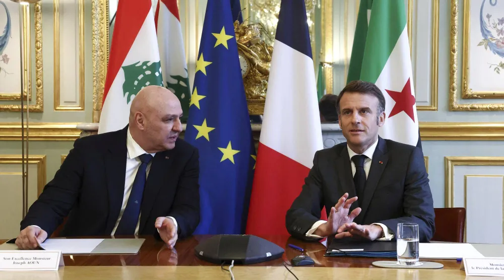 الرئيسان ماكرون وعون الجمعة خلال الاتصال الثنائي «عن بُعد» مع الرئيس السوري أحمد الشرع (أ.ب)