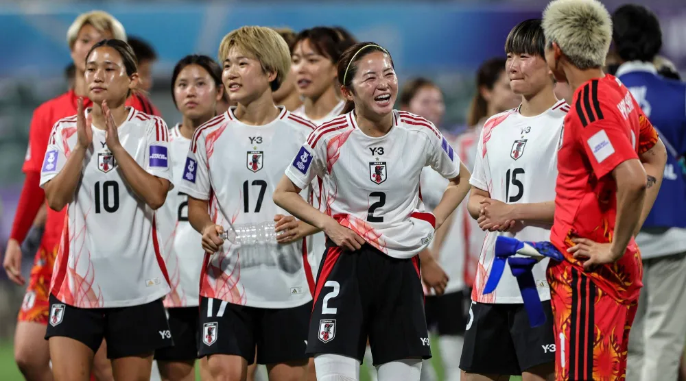 سيدات اليابان يحتفلن بالفوز الساحق على الهند (أ.ف.ب)