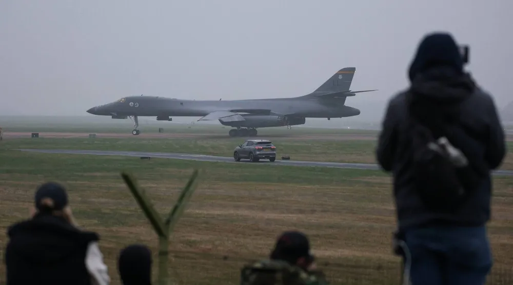 قاذفة استراتيجية أميركية من نوع «بي 1» في قاعدة فيرفورد في مقاطعة غلوسترشير في جنوب غربي إنجلترا (رويترز) 