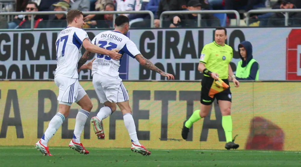 فرحة لاعبي كومو بالفوز على كالياري (إ.ب.أ)