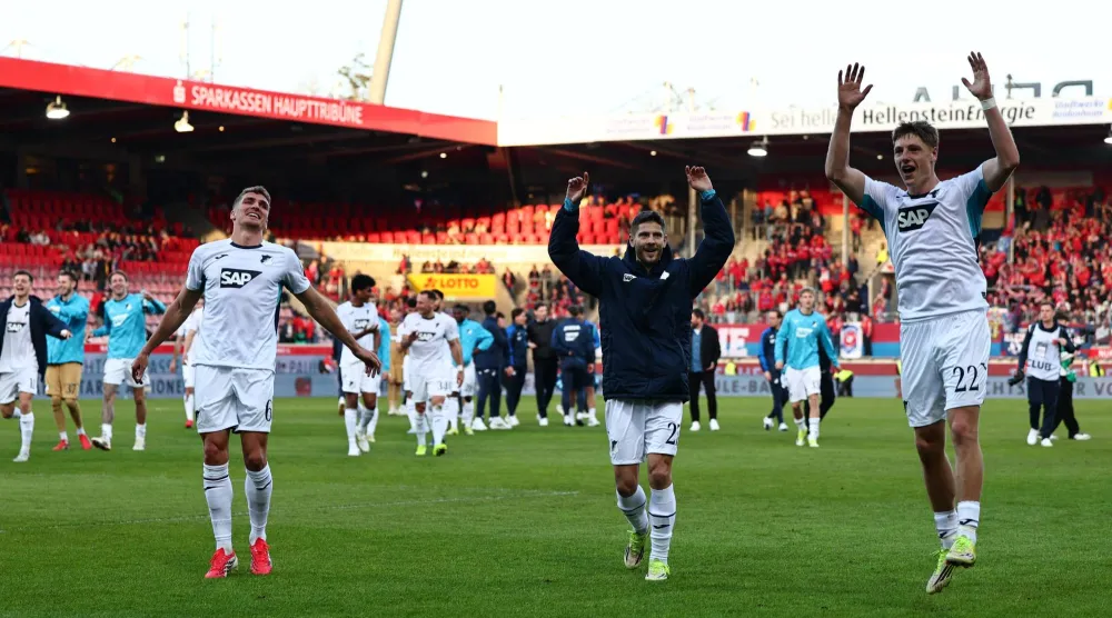 احتفالية لاعبي هوفنهايم مع جماهيرهم الزائرة بعد الفوز على هايدنهايم (إ.ب.أ)