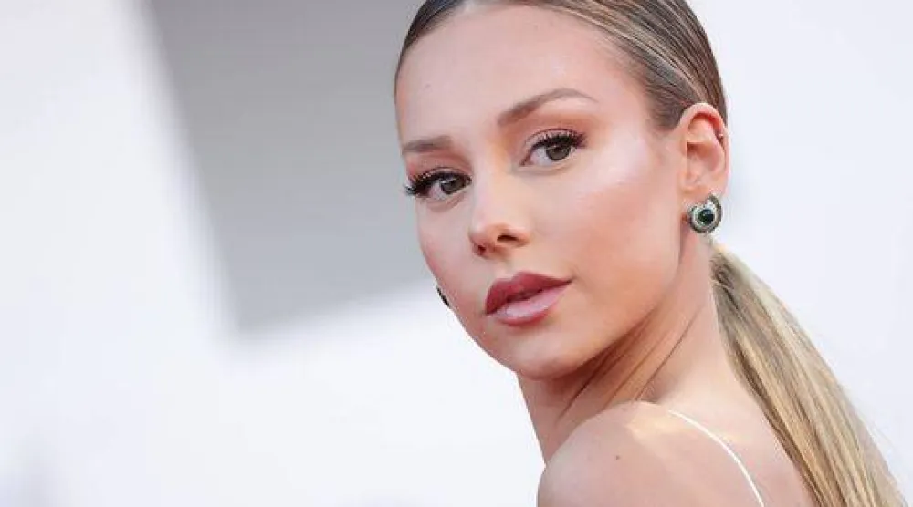 الممثلة الإسبانية إستر إكسبوسيتو (إل كونفدينسيال)