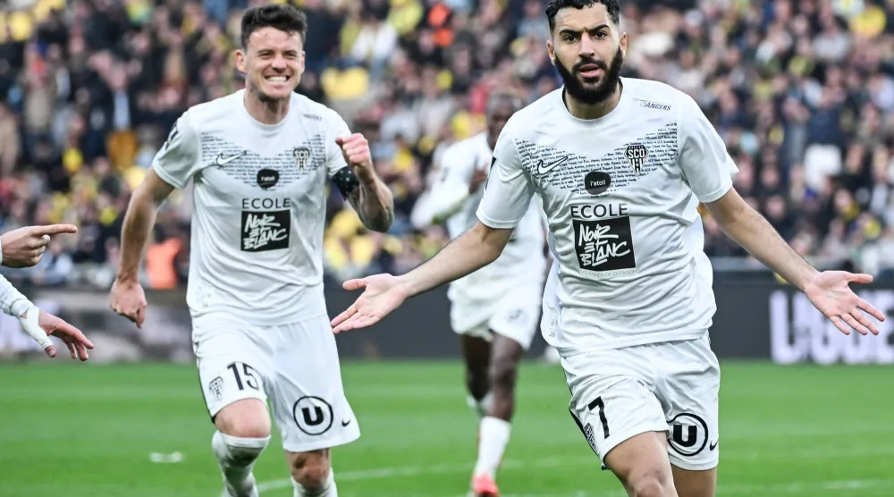 المغربي أمين سباعي (يمين) يحتفل بهدفه في مرمى نانت (أ.ف.ب)