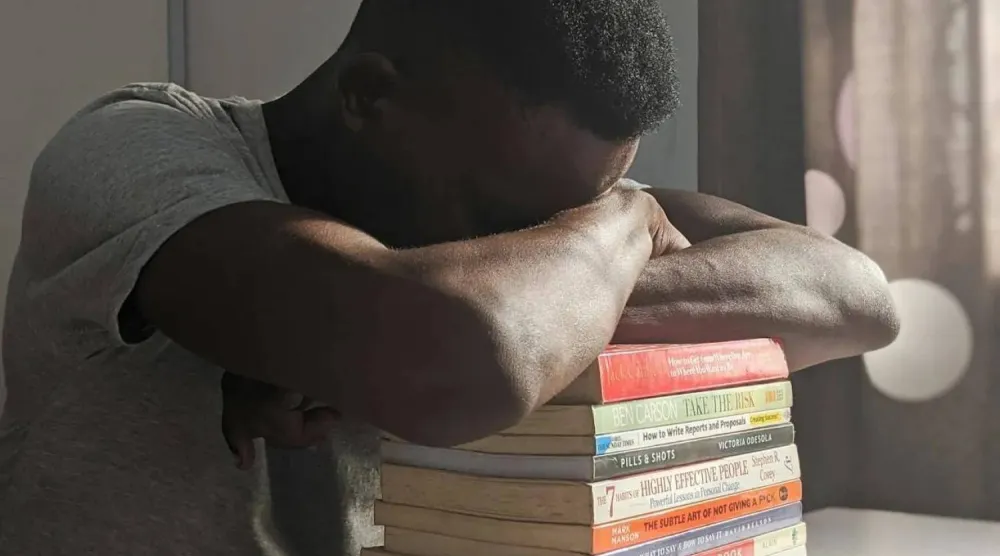 تعمل القيلولة على منح الدماغ والجسم فرصة لإعادة التوازن (بيكسلز)