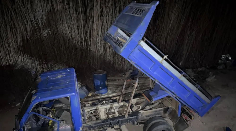 راجمة صواريخ مخبأة داخل سيارة مدنية ضبطها الجيش العراقي (خلية الإعلام الأمني العراقية)