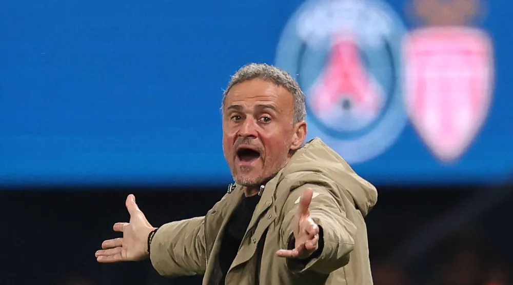 إنريكي متفاعلاً مع أحداث مباريات فريقه أمام موناكو (أ.ف.ب)