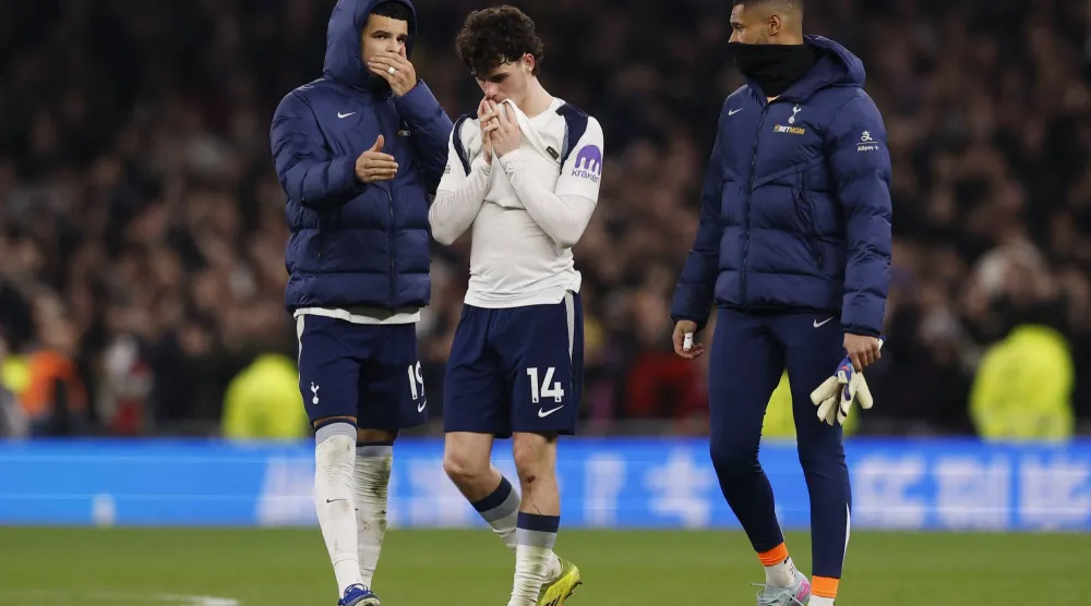 لاعبو توتنهام أصبحوا يُعانون من حالةٍ من الشكوك والقلق وعدم الثقة (رويترز)