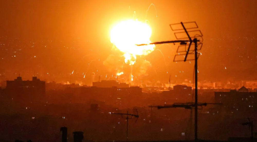 انفجارات في أعقاب غارات جوية على طهران يوم 7 مارس 2026 (أ.ف.ب)