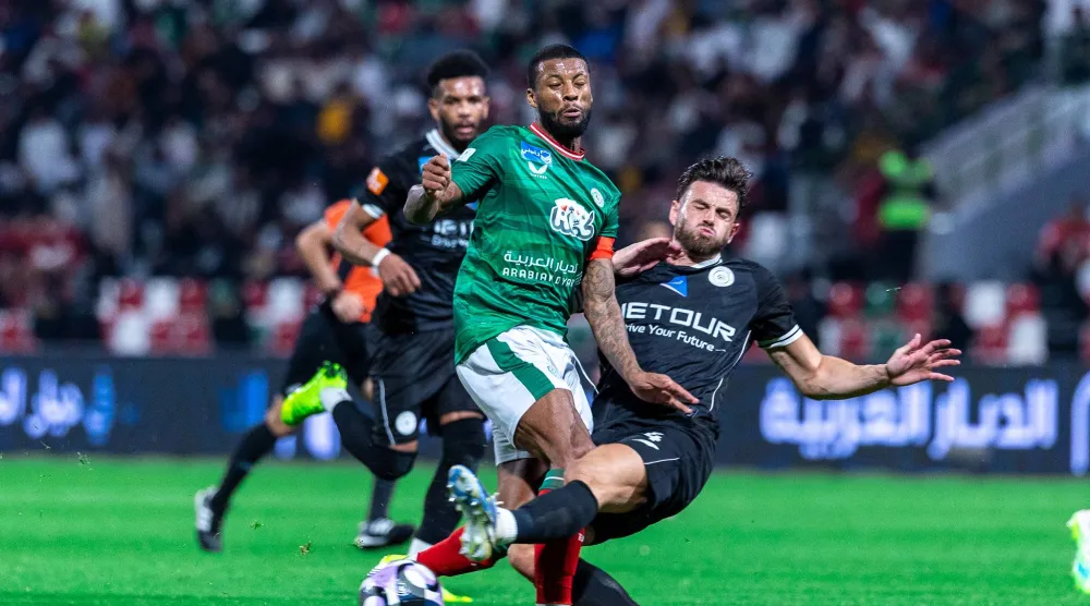 من القمة الكروية التي جمعت الاتفاق والشباب في الدمام (تصوير: عيسى الدبيسي)