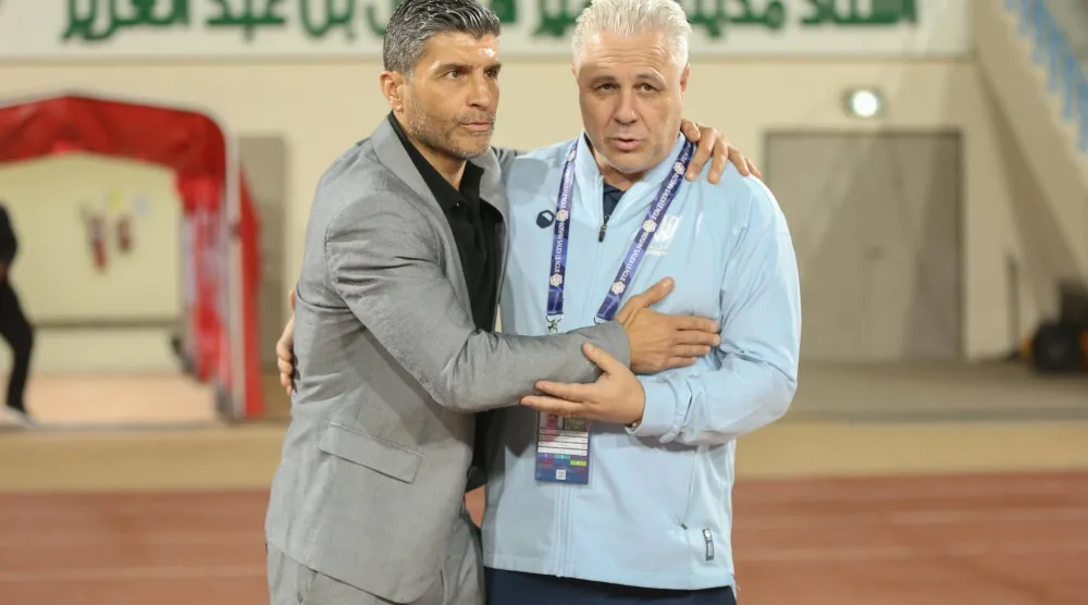 البرتغالي بيدرو إيمانويل، مدرب الفيحاء في حديث مع مدرب الأخدود (تصوير: عدنان مهدلي) 