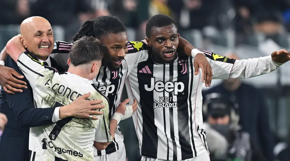 لاعبو اليوفي يحتفلون مع مدربهم سباليتي بعد أحد الأهداف (إ.ب.أ)