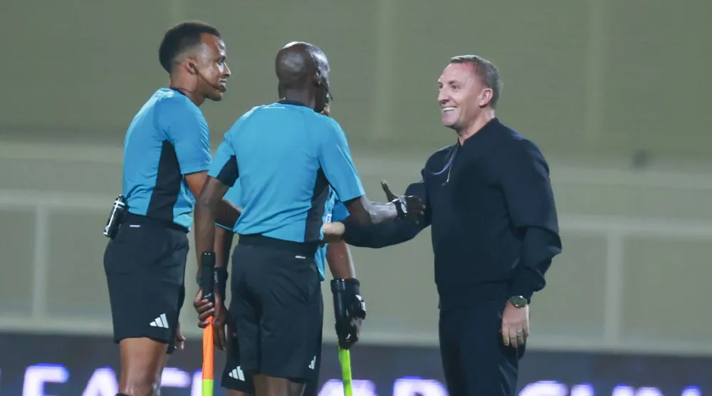 مدرب القادسية يصافح حكام المباراة بعد نهايتها (تصوير: سعد الدوسري)