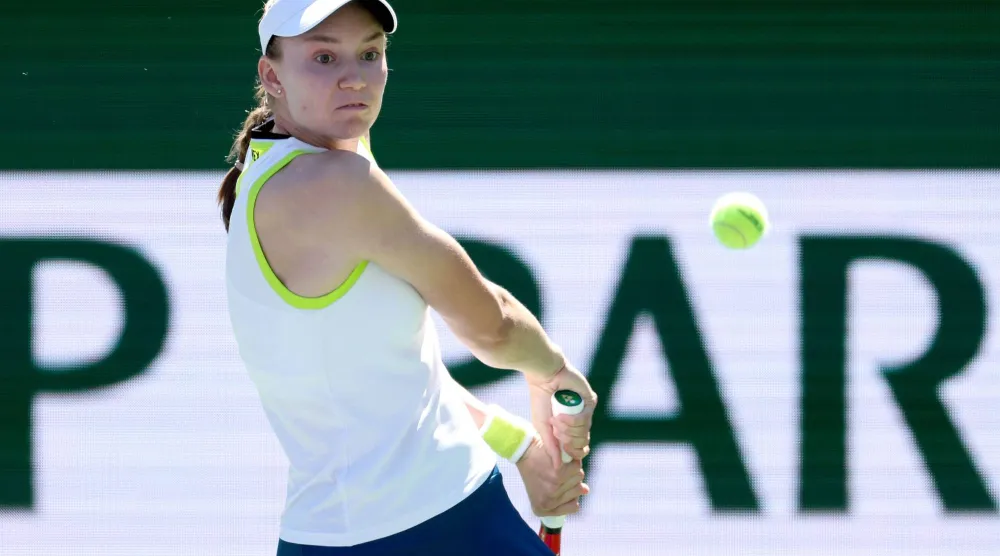  ريباكينا خلال المواجهة (أ.ف.ب)