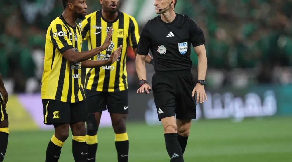 لاعبو الاتحاد يحتجون على إحدى قرارات الحكم في الديربي (تصوير: عدنان مهدلي) 