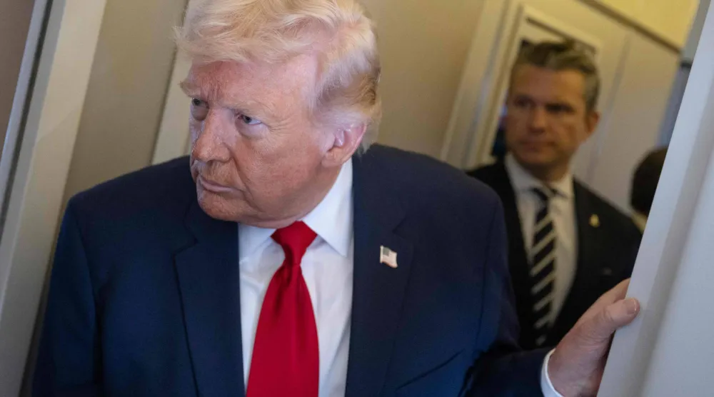 ترمب متحدثاً إلى الصحافيين على متن الطائرة الرئاسية (ا.ف.ب)