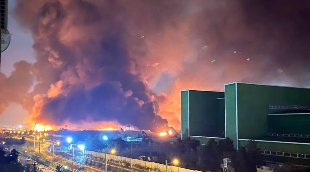 ألسنة لهب وأعمدة دخان تتصاعد بكثافة من محيط مطار مهر آباد في غرب طهران(شبكات التواصل)