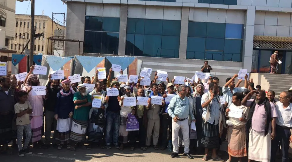 وقفة سابقة للموظفين النازحين أمام القصر الرئاسي في عدن (إعلام محلي)