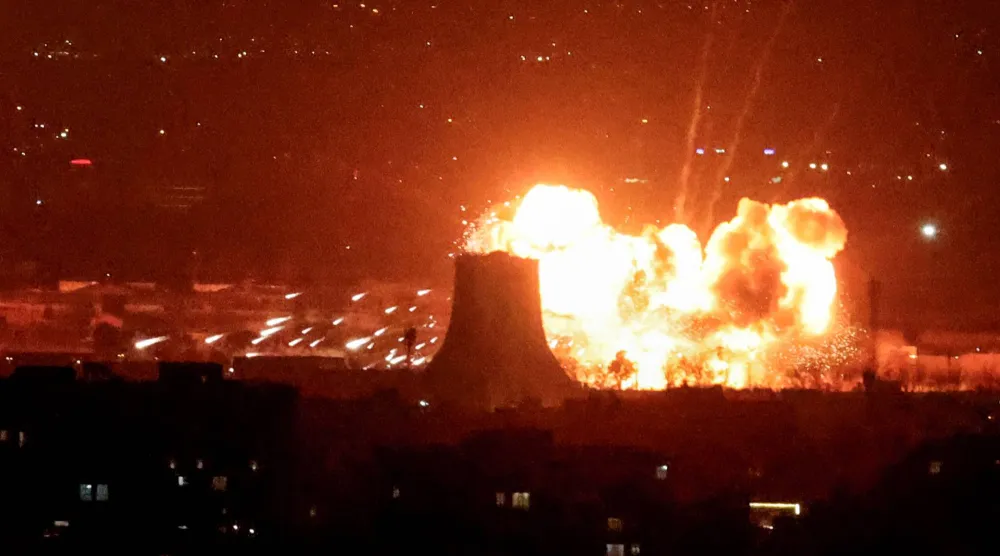 انفجار إثر غارات جوية بالقرب من مطار مهر آباد الدولي في طهران يوم أمس (ا.ف.ب)