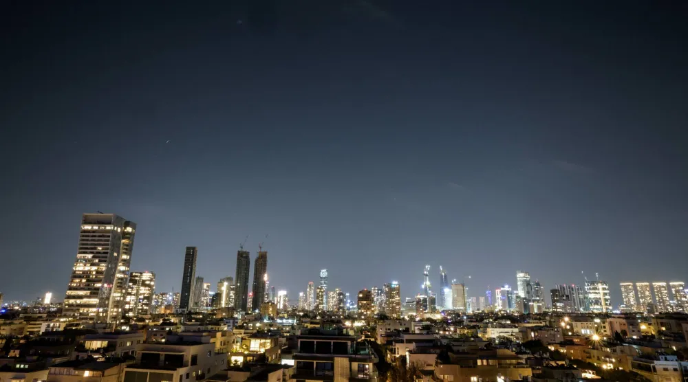 صاروخ إيراني يتجه نحو إسرائيل (رويترز)