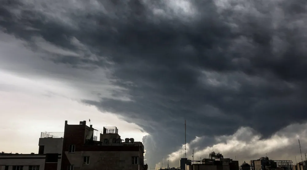 أدخنة سوداء تتصاعد في سماء طهران اليوم بعد غارات أميركية - إسرائيلية على مخازن النفط (رويترز)