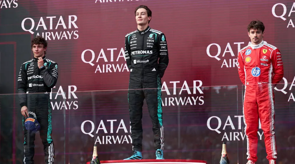 جورج راسل على منصة المركز الأول (رويترز)